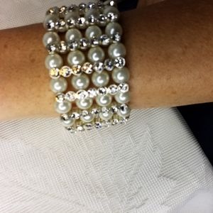 Beautiful faux pearl and rhinestones stretch bracelet